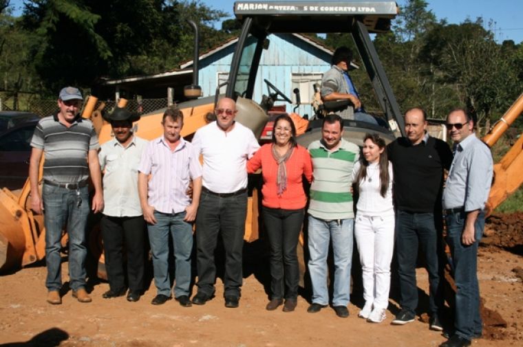 Vereadores participam do início das obras do de revitalização do Bairro Monte Castelo.