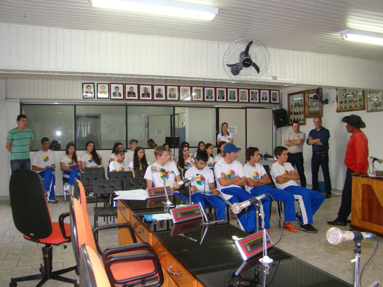 Alunos do Colégio Estadual Floriano Peixoto visitam a Câmara Municipal de Laranjeiras do Sul.