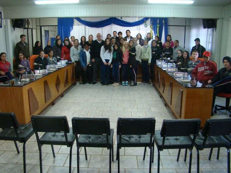 Alunos do Colégio Estadual Professor Gildo Aluisio Schuck visitam a Câmara Municipal de Laranjeiras do Sul.