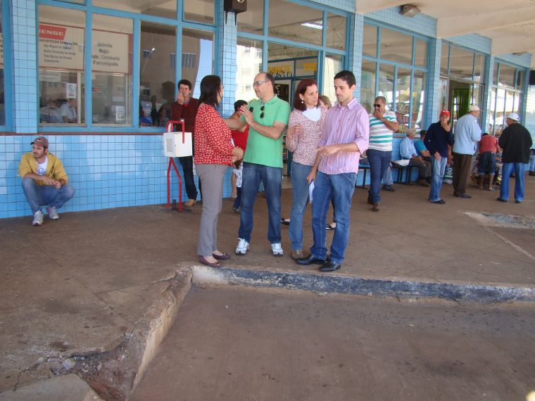 Vereador Junior Gurtat e prefeita Sirlene Svartz vistoriam a estação rodoviária .