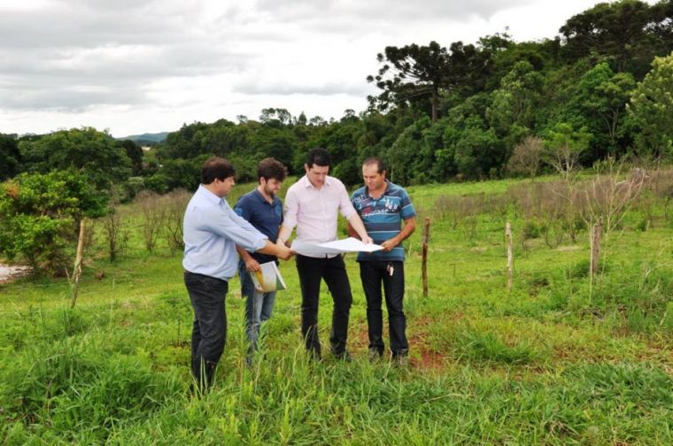 Vereador Laureci Leal acompanha vistoria em terreno,onde será realizada construção de mais 145 casas pelo Programa Meu Novo Lar