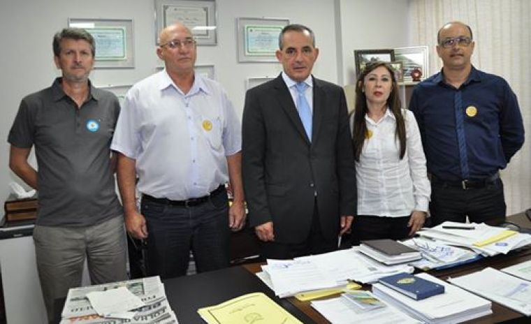 Presidente Ivone Portela os vereadores Junior Gurtat e Massuqueto e o consultor legislativo Gilmar Zocche visitam o Dep.Nereu Moura para tratar de interesses do município.