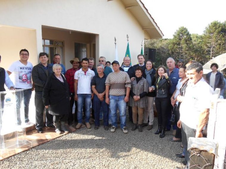 Vereadores prestigiam a entrega de casas populares para oito famílias do interior do município