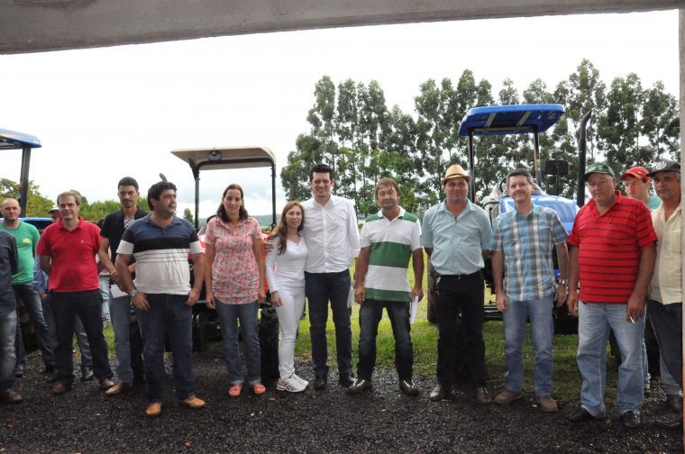 Vereadores participam de entrega de tratores a comunidades do interior