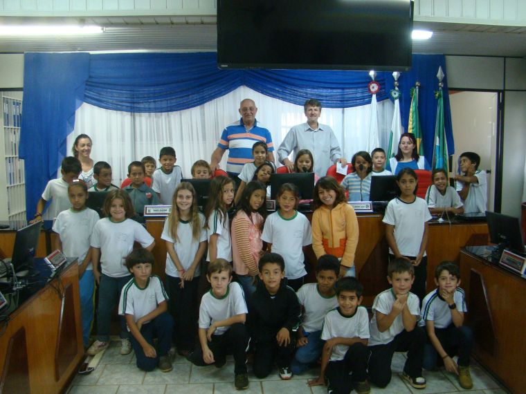 Alunos da Escola do Água Verde visitam a Câmara de Vereadores