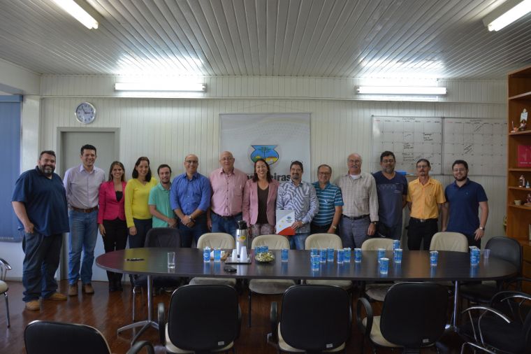 Vereadores participam da assinatura da cessão de uso de barracão para a Associação de Autos Antigos de Laranjeiras do Sul