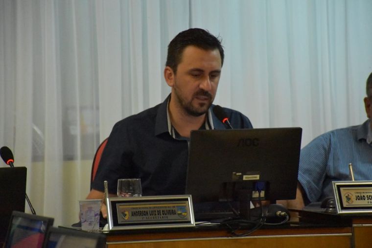 Prof. Anderson requer melhorias para Escola Água Verde