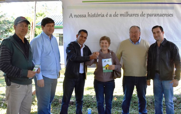 Legislativo prestigia entrega de Unidades Habitacionais