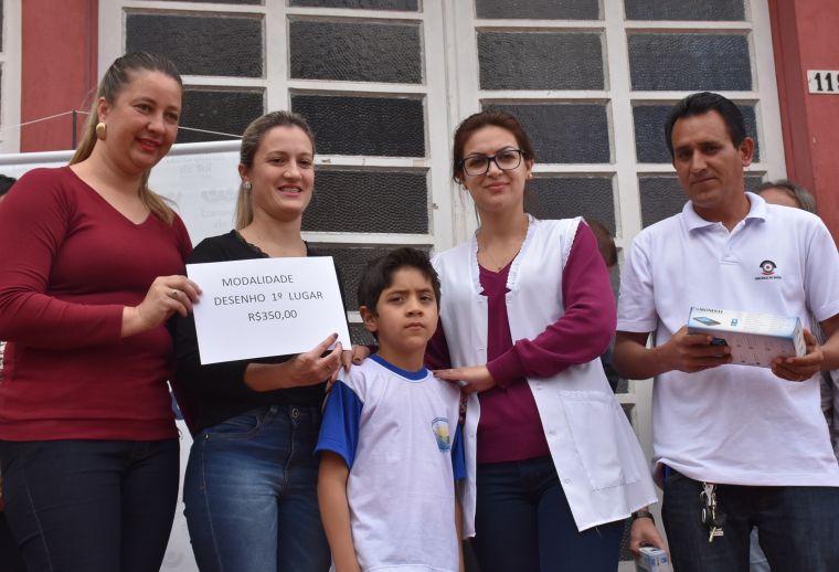 Vereador Sete entrega tablets a alunos vencedores de concurso sobre a dengue
