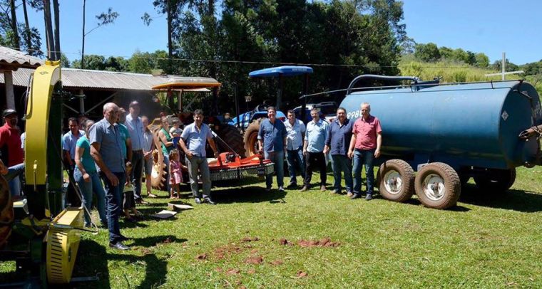 Vereadores entregam maquinário na Comunidade da Flor do Pinho