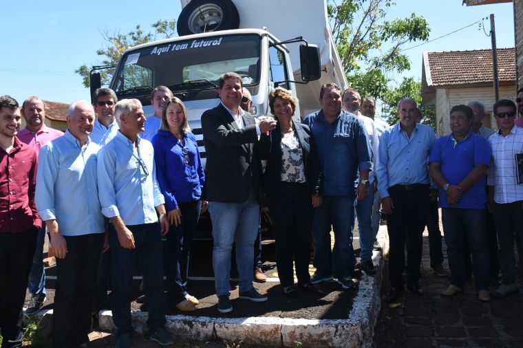 Vereadores prestigiam entrega de veículo para a agricultura