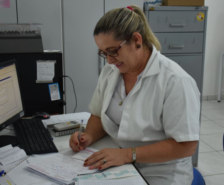 Eva Marcanssoni solicita reajuste no piso salarial de enfermeiros do município