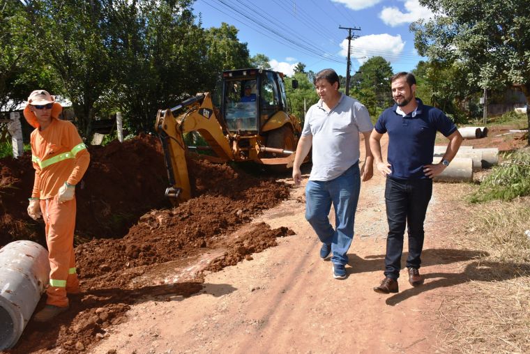 Valdivino de Oliveira e João Aires fiscalizam obras de pavimentação
